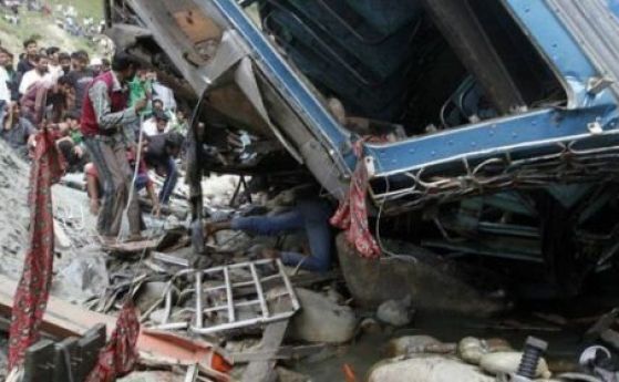 16 загинали в Индия след като автобус падна в дефиле