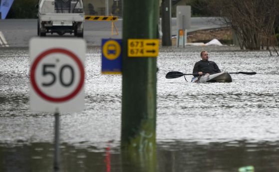 Наводнение в Сидни: евакуират 50 хил. души, стотици домове са наводнени, кораб бедства