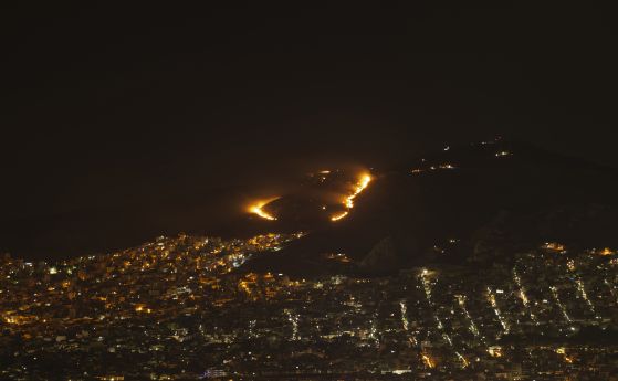 Голям пожар в Гърция: евакуираха туристи с автобуси и лодки, хотелът им частично изгоря