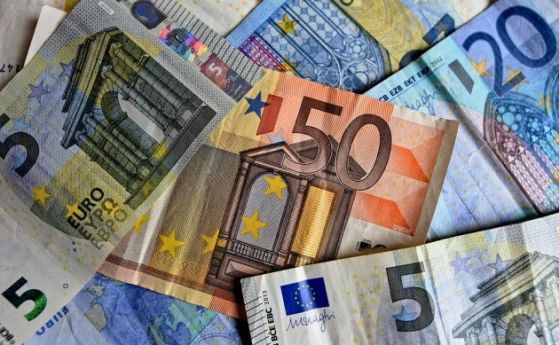 Еврото се срина спрямо долара до 20-годишно дъно