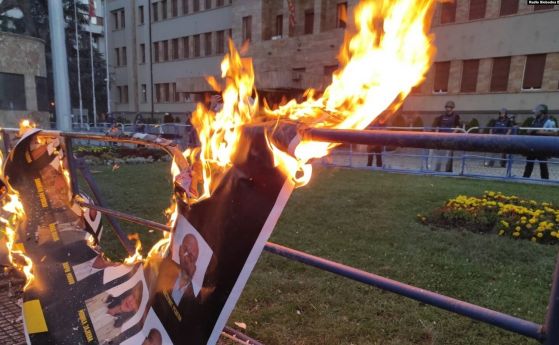 Изгореният плакат със снимките на депутатите