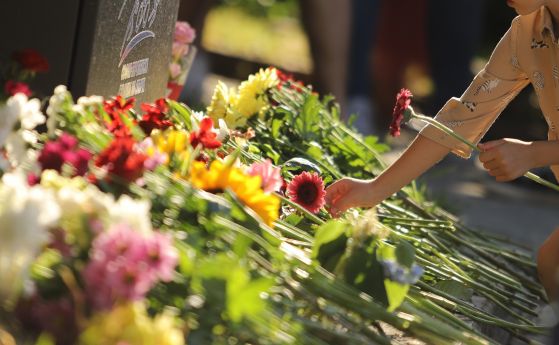 Цветя в памет на двете жертви на ужасяващата катастрофа на булевардите Арсеналски и Черни връх