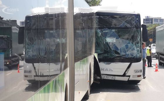 Катастрофираха два автобуса на градския транспорт в София, 10 души са пострадали