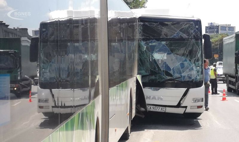 Два автобуса на градския транспорт се удариха на столичния бул.