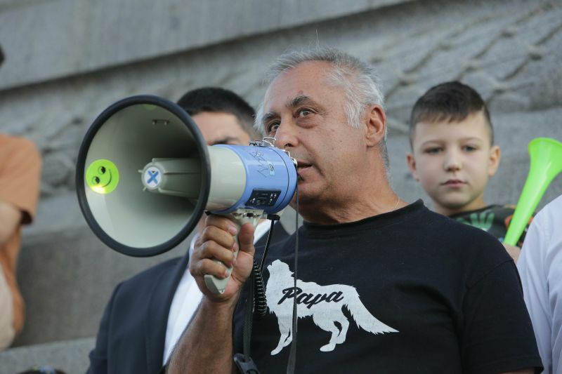 Снимка: Бащата на Петков кани на протест в подкрепа на кабинета на Василев -