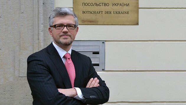 Президентът на Украйна Володимир Зеленски е уволнил извънредния и пълномощен