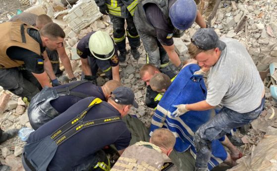 В неделя от развалините е изваден жив още един цивилен, под отломките на сградата остават още 23