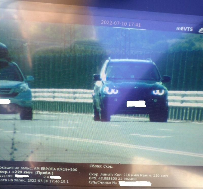 Мобилна камера е заснела на автомагистрала Европа лек автомобил с чуждестранна