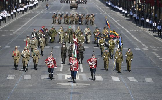Български гвардейци поведоха марша на пехотинците във военния парад по Шан-з-Елизе