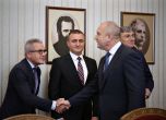 Президентът Радев се ръкува с Йордан Цонев преди началото на консултациите на държавния глава с ДПС.