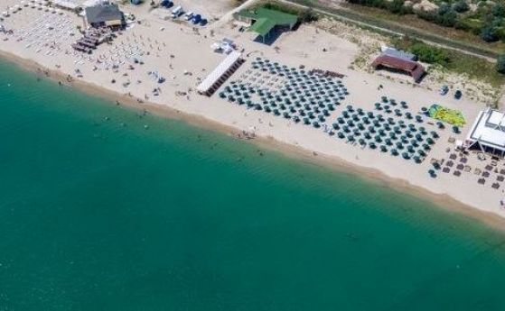 Незаконен павилион изникнал на плажа в Кранево, взел си ток от съседно бистро