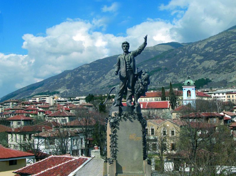 България чества 185 години от рождението на Васил Левски.
Президентът Румен