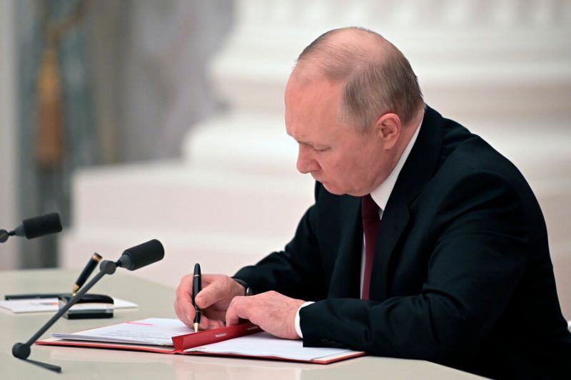 Руският президент Владимир Путин е одобрил в петък законопроект, според