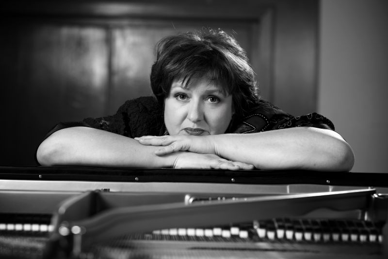 Професор Борислава Танева е пианист, композитор и педагог. От 1990