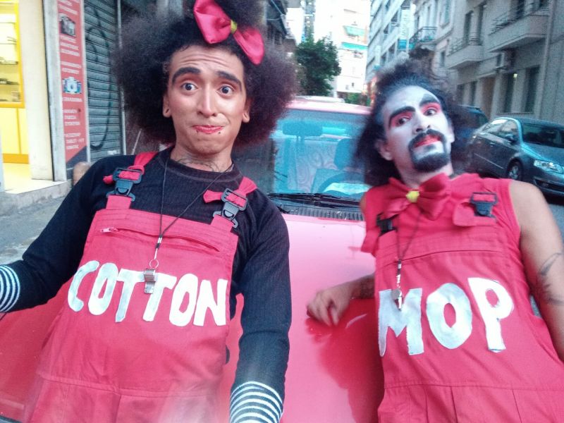 Двама улични клоуни от Мексико са задържани от полицията в