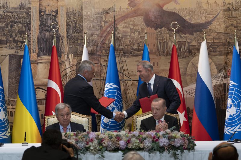 Украйна, Турция, Русия и ООН подписаха Истанбулското споразумение , което