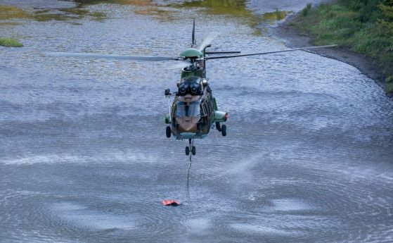 Два вертолета на ВВС гасиха големия пожар в иглолистната гора край Лесичово