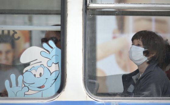Жена с маска в градския транспорт на София.