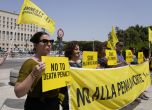 Активисти на международната асоциация за защита на човешките права "Амнести" държат плакати с надпис "Не на смъртното наказание", докато организират протест пред италианското външно министерство в Рим срещу смъртното наказание в Мианмар, вторник, 21 юни 2