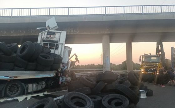 ТИР се удари в стълб на магистралата край Бургас, шофьорът загина