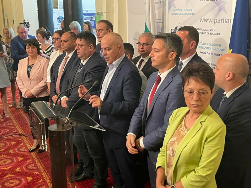 БСП утре ще върнат мандата на президента Румен Радев, обяви