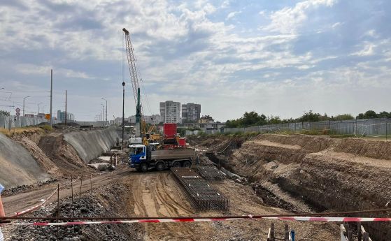 Фандъкова иска от МФ парите от Плана за метрото, за да не спре строежът на третия лъч