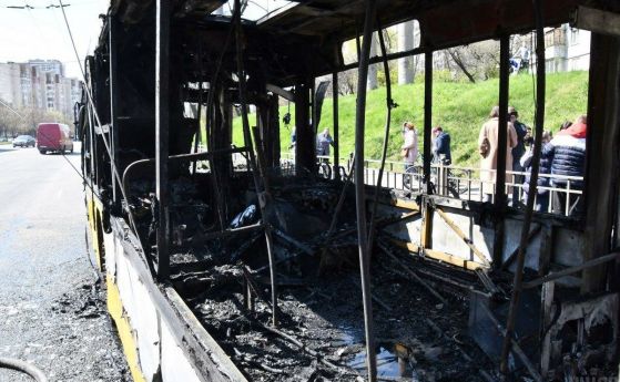 Трима души загинаха при умишлен руски обстрел на евакуационен автобус в Херсонска област