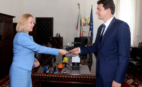 Министрите се смениха, Генчовска остава в екипа на Димитър Стоянов