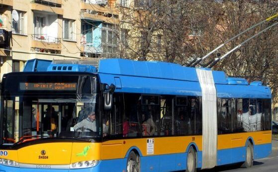 Тролейбус аварира пред Софийския университет
