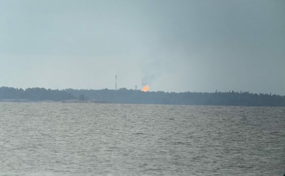 Огнена факла гори в Русия зад финладско руската граница а пламъкът
