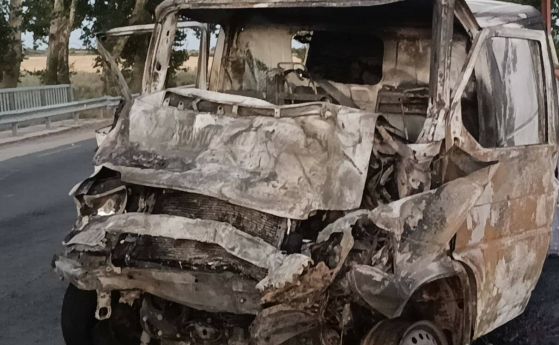 Четирима загинаха при челен сблъсък на два микробуса край Сливен