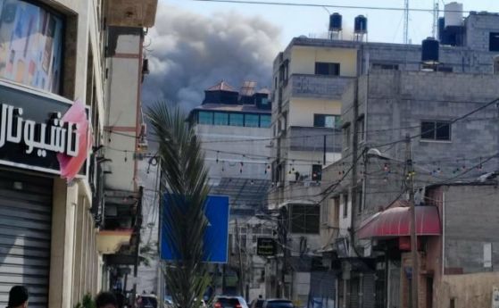 Жители на сектора Газа са заснели стълбове от дим в жилищен район