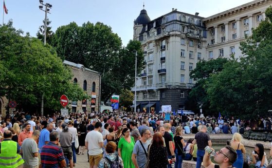 Стотици се събраха на протест на Дондуков 2 срещу президента