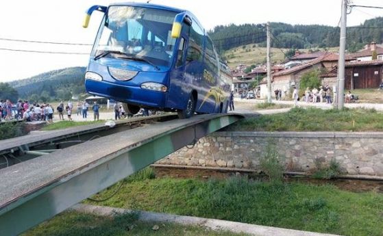 Спасиха 50 пътници от аварирал автобус в Копривщица