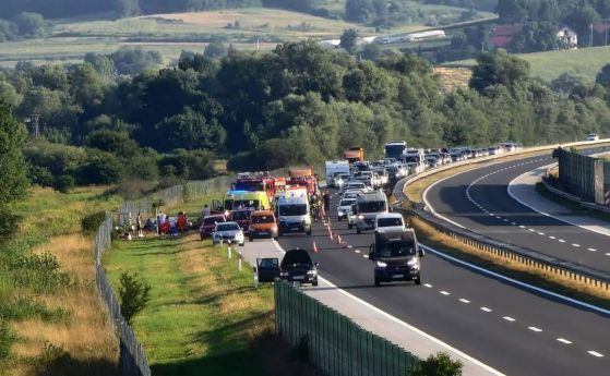 Катастрофата е станала на магистрала А4 на 62-ия километър в посока Загреб.