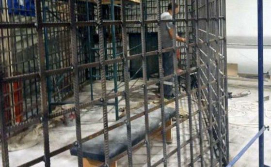 Окупационните власти в Мариупол строят клетки за украинските пленници, готвят показни процеси