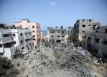 Палестинци оглеждат ямата останала след ракетен удар от Израел в западната част на Газа