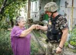 Жена посреща украинската армия, която успя да си възвърне територия и да се доближи до Херсон.