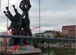 Демонтираха съветския Паметник на мира в Хелзинки. Засега го пращат в музей