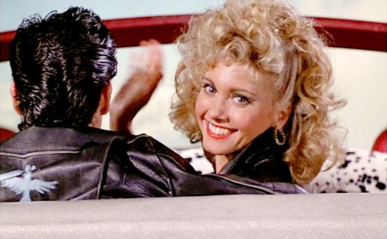 Оливия Нютън-Джон като Санди маха за сбогом в мюзикъла „Брилянтин“. Сцена, заснета от кино екрана, по времена на премиерното излъчване на 16 юни 1978 година.