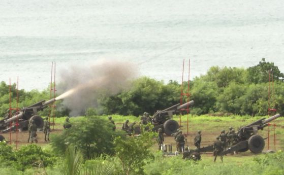 Тайвански военни провеждат артилерийски учения с бойна стрелба в градчето Фаншан в Пингтунг, Южен Тайван, вторник, 9 август 2022 г.