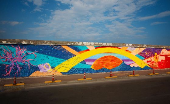 17-метрова рисунка, вдъхновена от лятото, изгря на Морската гара във Варна