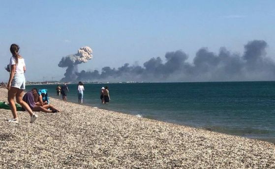 Какво се случва? Мощни взривове на руско военно летище в Крим (видеа)
