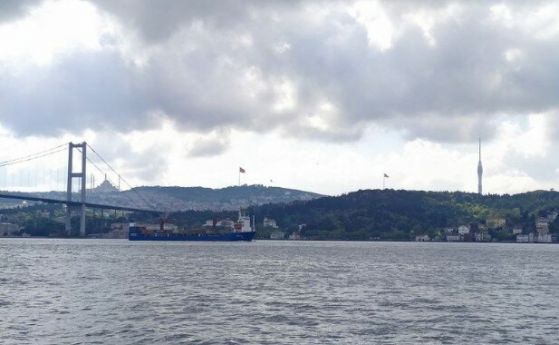 Блумбърг: Русия прекара кораб с военен товар през Босфора