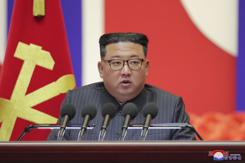 Севернокорейският лидер Ким Чен-ун обяви победа над коронавируса. 
Ким 