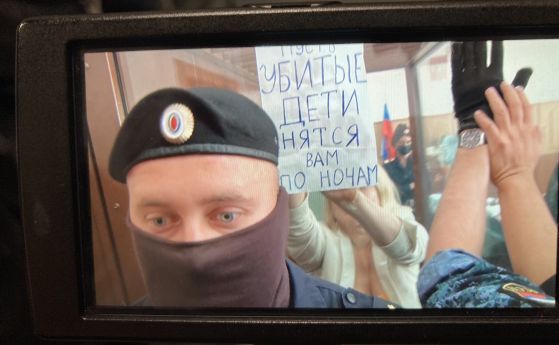 Марина Овсянникова, която излезе на протест на живо по руската телевизия, е под домашен арест