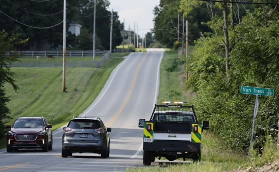 Служители на окръг Клинтън блокират пътя, който води към мястото, където въоръженият мъж бе застрелян от полицията след проникване в полевия офис на ФБР в Синсинати в четвъртък, 11 август 2022 г.