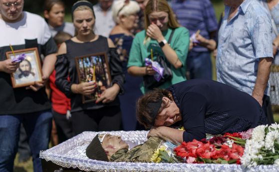 Майката на украински войник Лилия Панченко си взема последно сбогом със сина си Олег в Покровск.