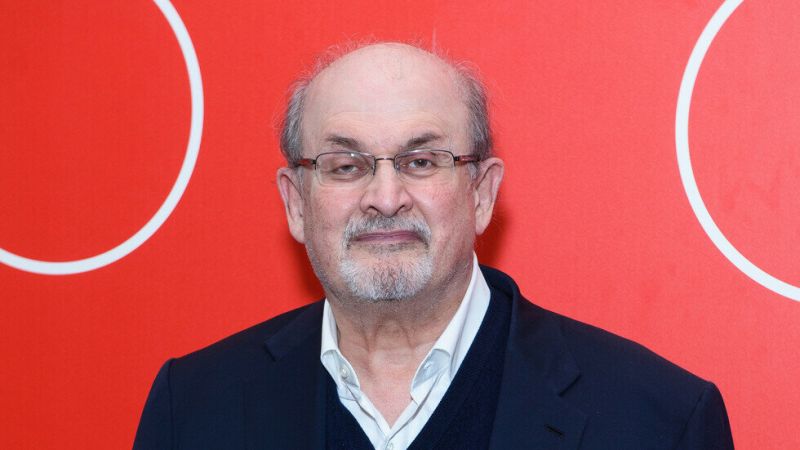 Намушкаха с нож известния британски писател Салман Рушди. Нападението е