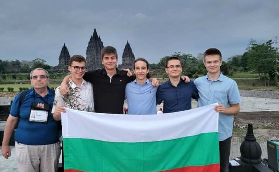Български ученици спечелиха 4 медала на международна олимпиада по информатика